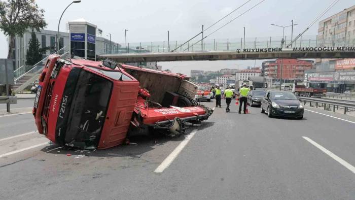 D-100’de Arıza Yapan Otomobile Vinç Çarptı