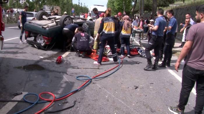 Kontrolden Çıkan Araç Ağaca Çarpıp Takla Attı: 5 Yaralı