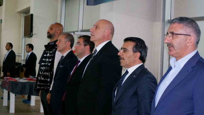 Minik Yüzücüler Madalya İçin Yarıştı