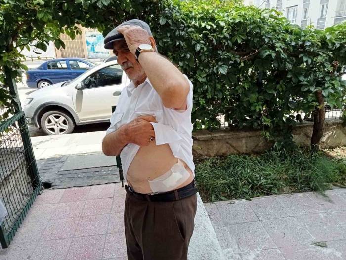 Kartını Vermeye Gelen Komşusunu Bıçakla Yaraladı