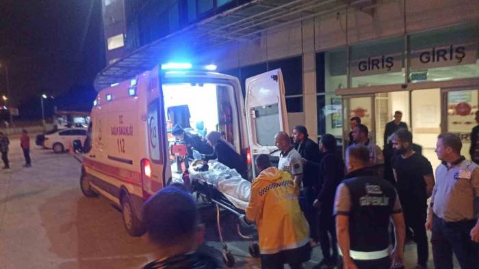 Alkollü Mekanda Husumetlisini Silahla Ağır Yaraladı