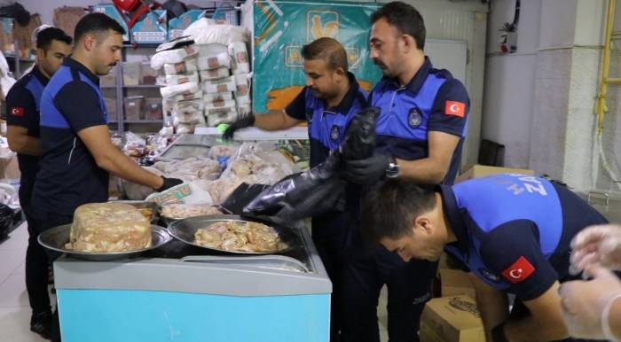 Bozuk Etleri Çamaşır Suyu İle Yıkayıp Müşterilere Yedirdiler
