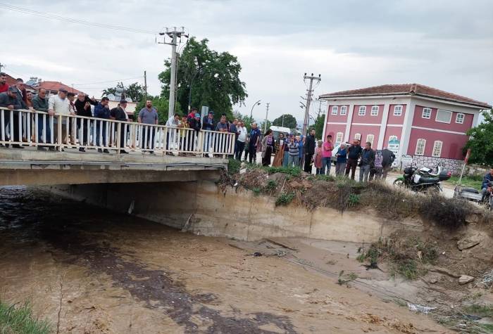 Sel Sularının Gelişini Meraklı Bakışlarla İzlediler