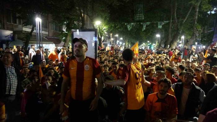 Kocaeli’de Galatasaraylılar Şampiyonluğu Coşkuyla Kutladı
