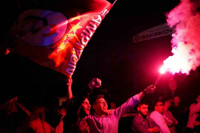 Taraftarlar, Florya Metin Oktay Tesisleri İçinde Takımı Bekliyor