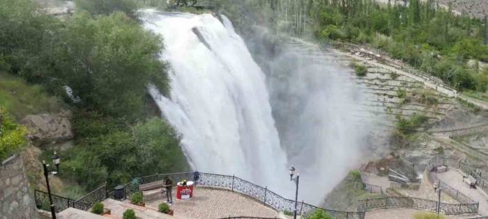 Tortum Şelalesi Coştu