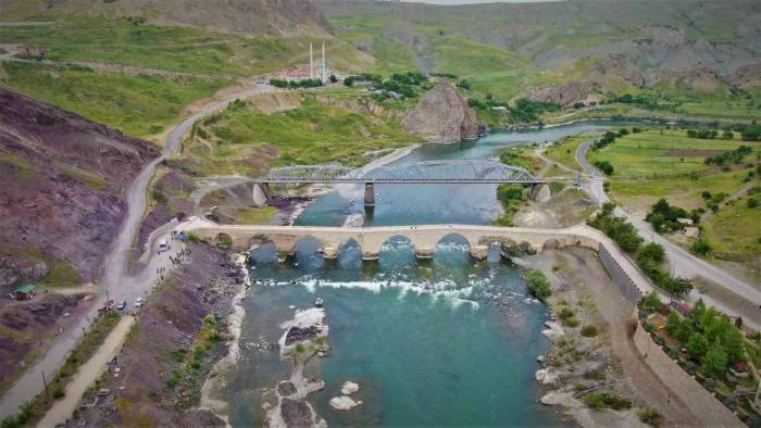 Depremlere Meydan Okuyan Tarihi Palu Köprüsü İlk Günkü İhtişamını Koruyor