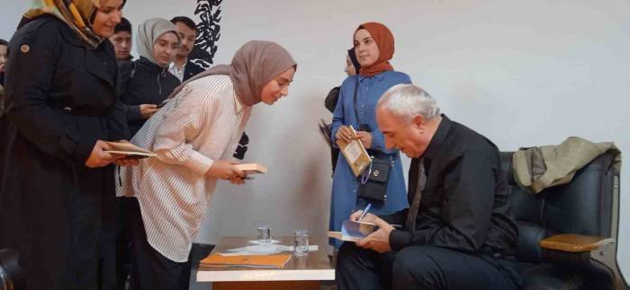 Şair Nurullah Genç Sevenleriyle Buluştu