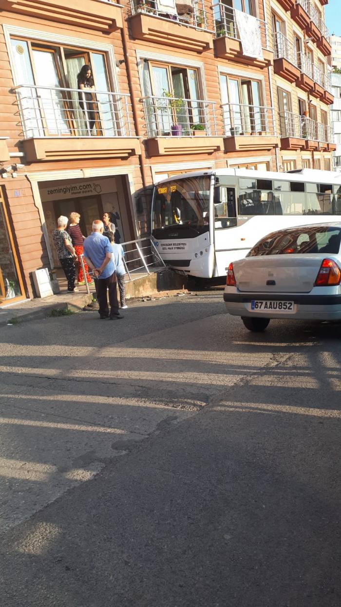 Kontrolden Çıkan Halk Otobüsü Duvara Çarptı: 2 Yaralı