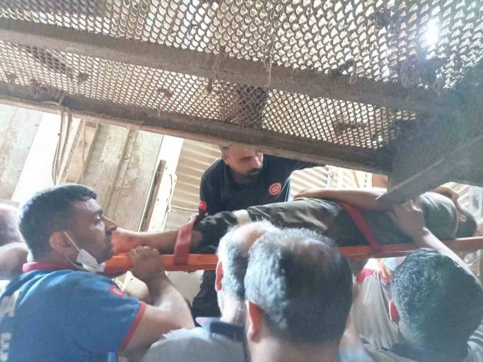 Hububat Öğütme Makinesine Kapılan İşçiyi, Ekipler Kurtardı