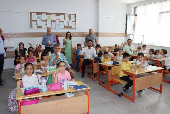 Depremzede Öğrencilere Süt Dağıtıldı