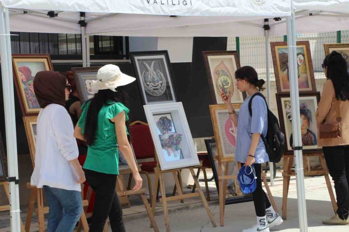 Batman’da Halk Eğitim Merkezi Kursiyerleri Çalışmalarını Sergiledi