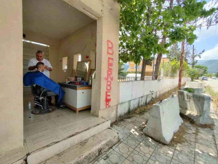 Depremde Dükkanı Yıkıldı, Terkedilen Nöbet Kulübesini Ekmek Teknesine Çevirdi