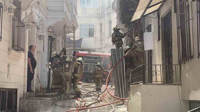 Beyoğlu’nda Metruk Binada Korkutan Yangın