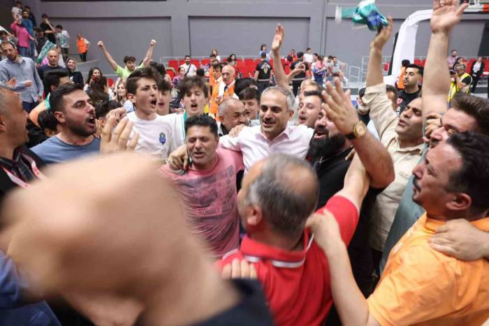 Çayırova Belediyesi 2. Lig’de Şampiyon Oldu