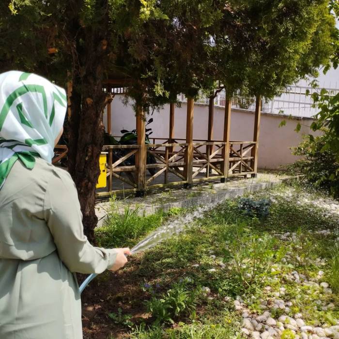 Ağaçları Sulayarak Dikkat Çektiler