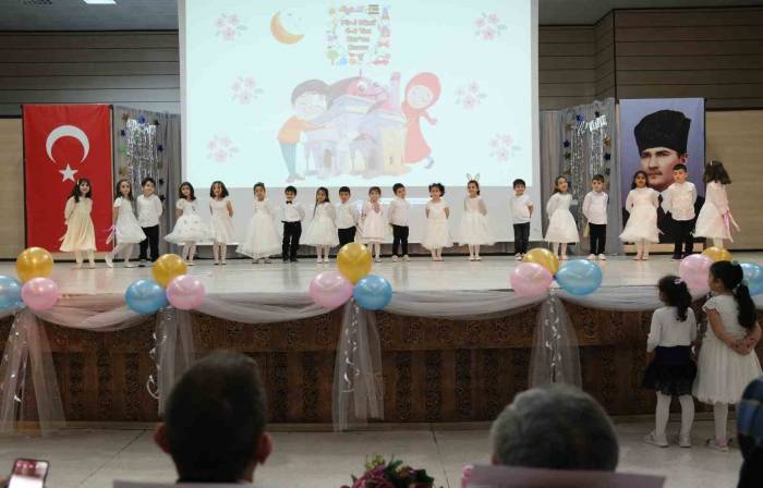 Kur’an Kursu Mezuniyetinde Renkli Görüntüler Oluştu