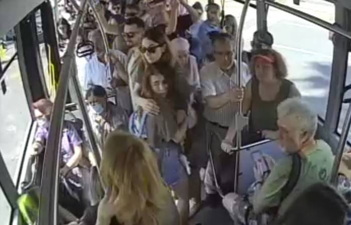 Kadın Şoförün Üzerine Bıçakla Yürüyen Adamın Yolculara Yaşattığı Korku Dolu Anlar Kameraya Yansıdı