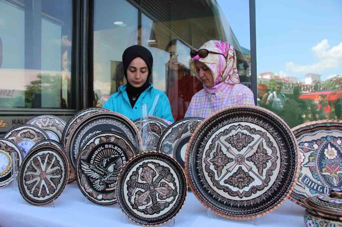 Bingöl’de Kadınların El Emeği Göz Nuru Ürünleri Sergilendi