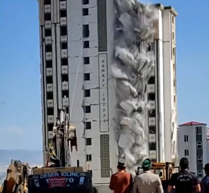 Yıkımı Yapılan Ağır Hasarlı Bina Sağlam Evin Üzerine Devrildi