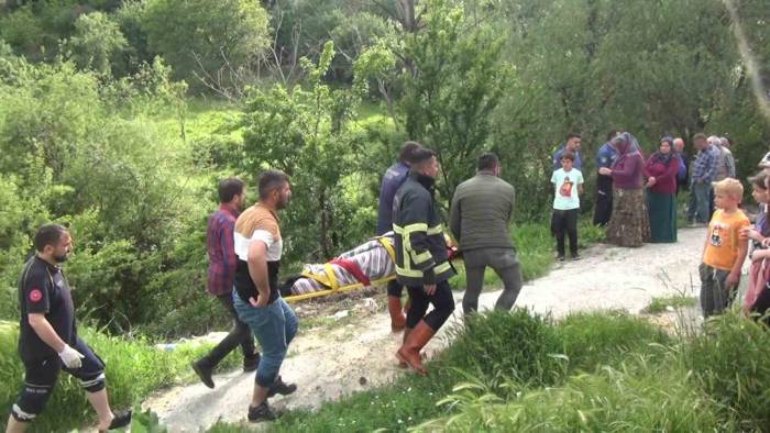 Çöp Atmak İsterken Dereye Düşen Kadını İtfaiye Ekipleri Kurtardı