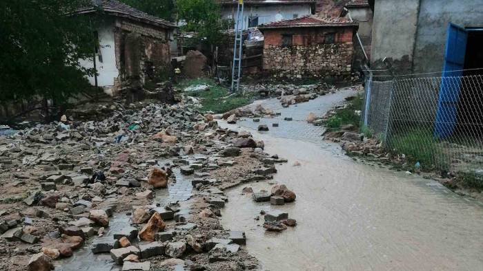 Kırıkkale’de Sel Felaketi: Araçlar Sürüklendi, Hayvanlar Telef Oldu