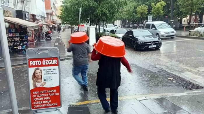 Vatandaştan Yağmura Leğenli Çözüm
