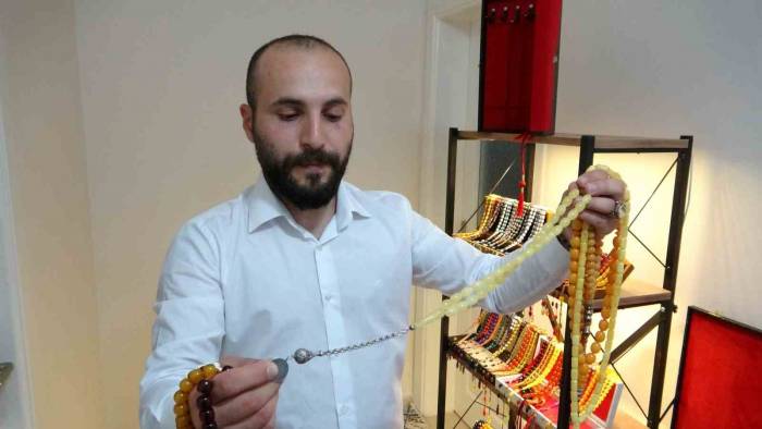 Depremde İlk İşi Milyonluk Tesbihlerini Kurtarmak Oldu