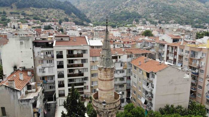 500 Yıllık Caminin Yıpranan Minaresi Korkutuyor
