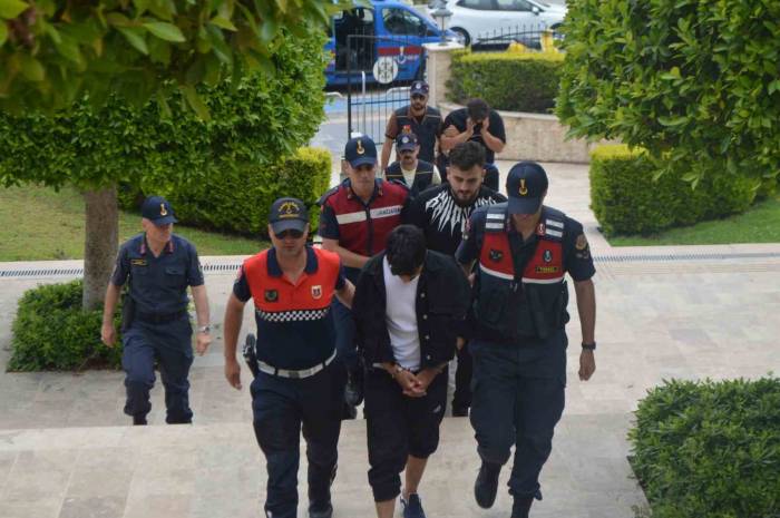 Göçmen Kaçakçılarına Ağır Darbe: 8 Tutuklu