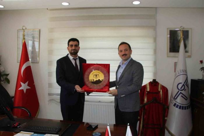 Kaymakam Bayram’dan Müftü Demirtaş’a Plaket