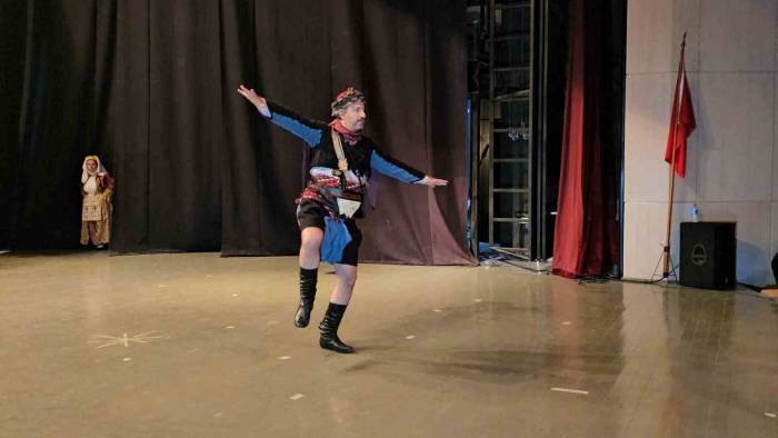 Nazilli’de Sağlık Çalışanları Kurs Alıp, Zeybek Oynadı