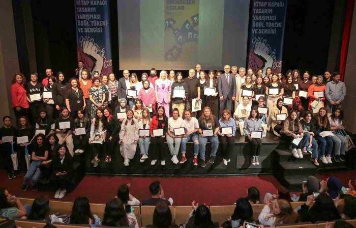 Tomris Uyar’ın Kitabına Kapak Tasarladılar