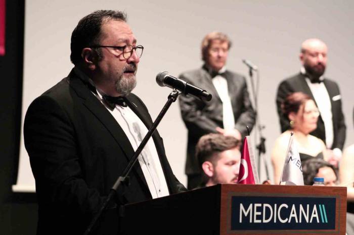 Sağlıkçılar Ayakta Alkışlandı