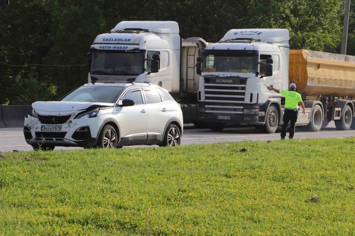 Kırmızı Işıkta Bekleyen Otomobile Arkadan Çarptı: 1 Yaralı