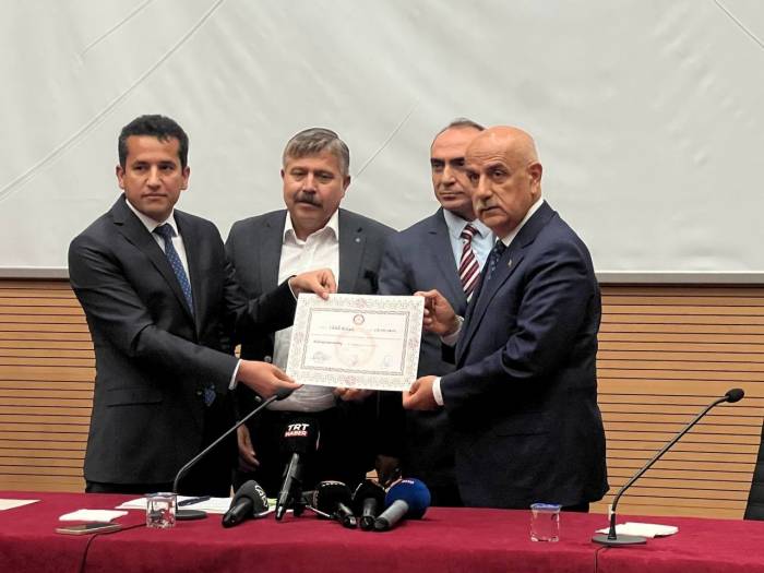 Bakan Kirişci Mazbatasını Aldı