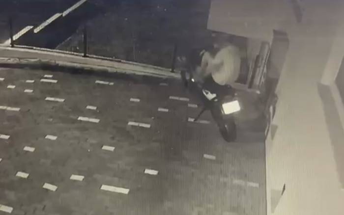 Ayağıyla Kilidi Kırdı, Motosikleti Çaldı