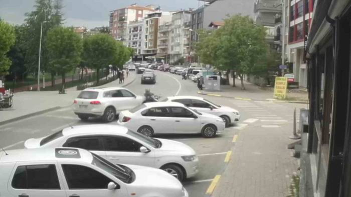 Otomobille Motosikletin Karıştığı Kaza Kameralara Yansıdı