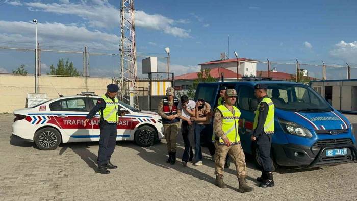 Şüphe Üzerine Durduran Araç Çalıntı Çıktı