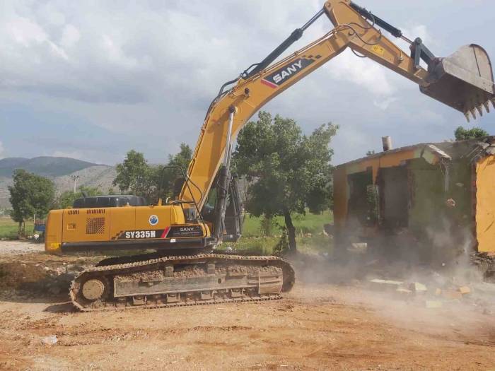 Nurhak’ta Bin 333 Ağır Hasarlı Binanın 384’ü Yıkıldı