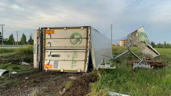 Reklam Tabelasına Çarparak Devrilen Sakatat Yüklü Tırın Sürücüsü Yaralandı