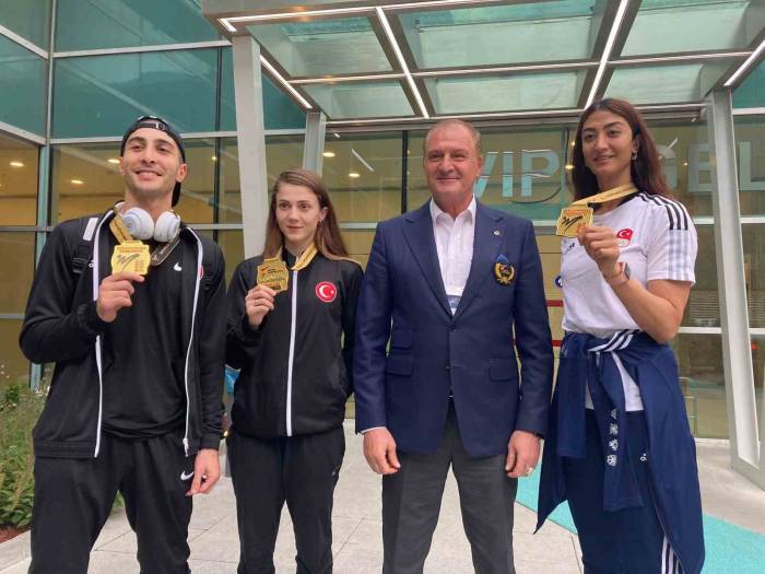 Dünya Şampiyonu Milli Tekvandocular Yurda Döndü