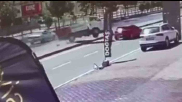Otomobil İle Çarpışan Kamyonet Kaldırıma Çıktı: O Anlar Güvenlik Kamerasına Yansıdı