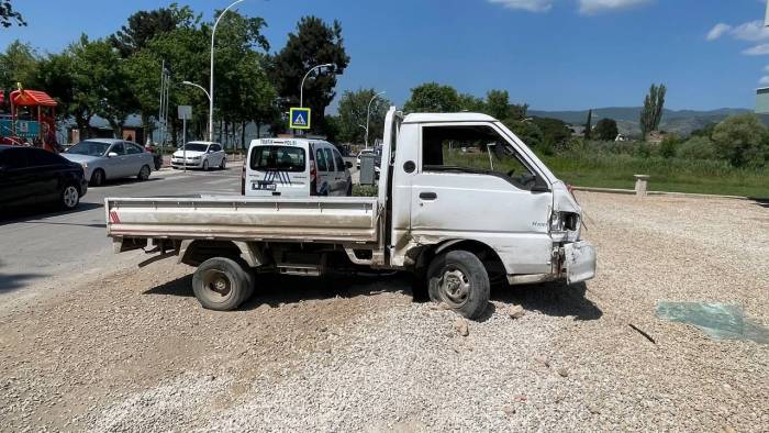 Kazaya Karışan Kamyonet 50 Metre Savrulup Ünlü Sanatçının Evine Böyle Daldı