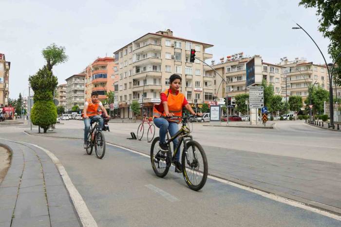 Gaziantep’te Bisiklet Ve Elektrikli Scooter Sürücülerine Reflektif Yelek Dağıtıldı