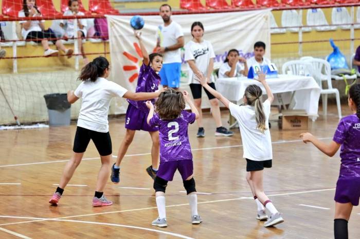 Minik Eller Bu Kez Yüzlerce Çocuğu Spora Kazandıran Öğretmen İçin Sahaya Çıkacak