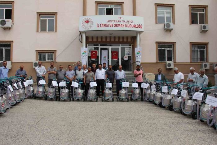 Depremde Ahırları Yıkılan Süt Üreticilerine Süt Sağım Makinesi Dağıtıldı