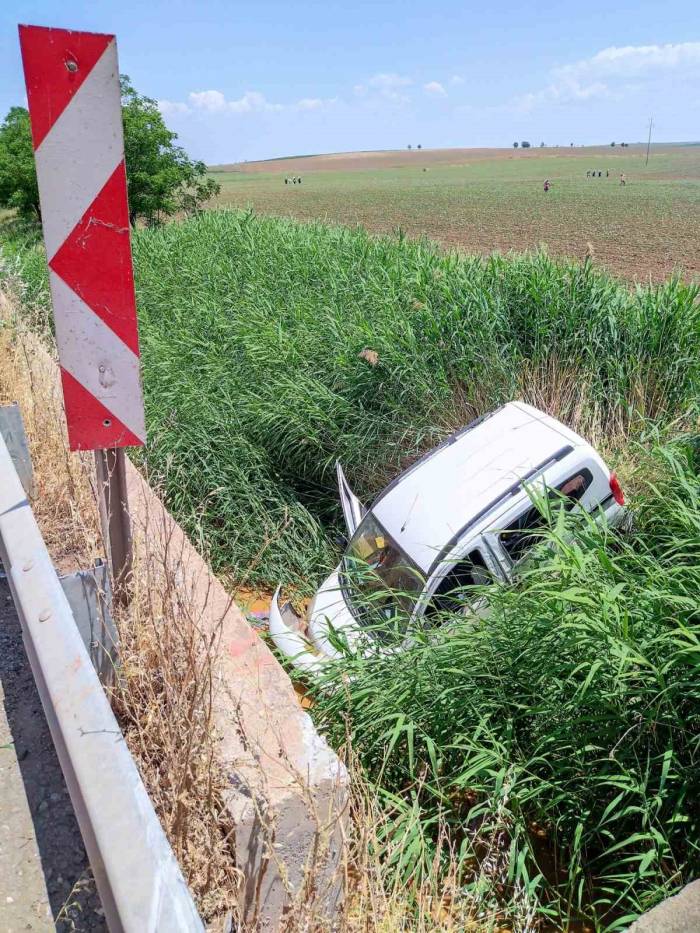 Diyarbakır’da Hafif Ticari Araç Yol Kenarına Savruldu: 1 Yaralı