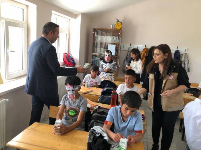 Dünya Süt Günü Çocuklara Süt Dağıtılarak Kutlandı