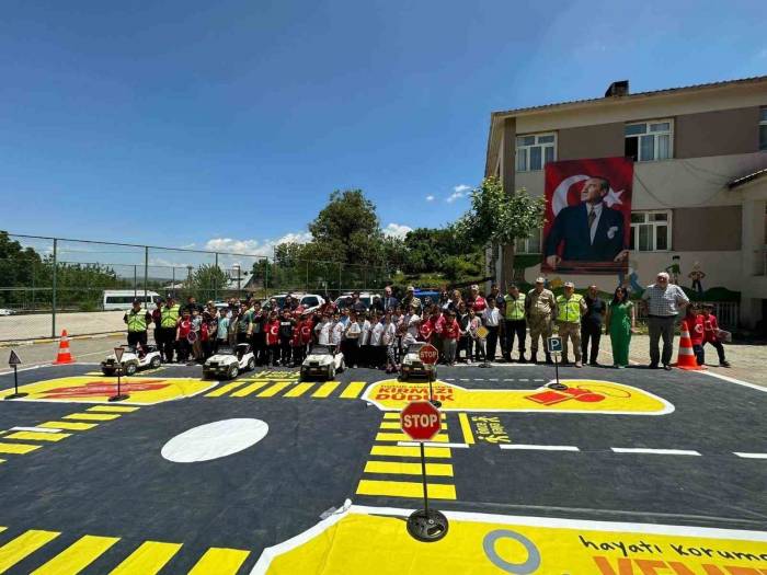 Elazığ’da Jandarma Ekipleri Çocuklara Trafik Eğitimi Verdi